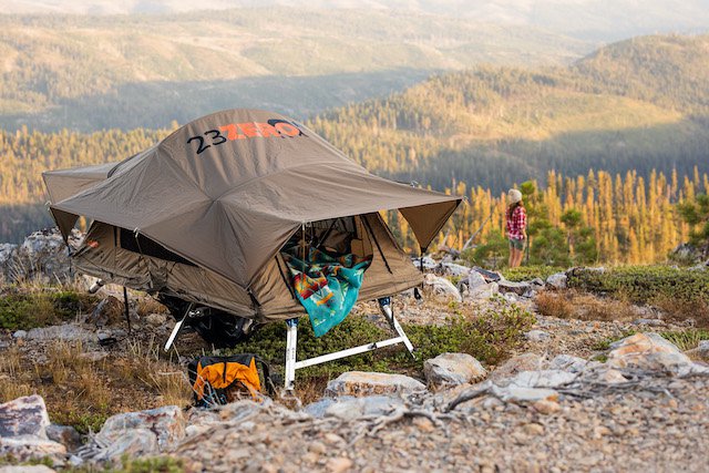 Hitch mounted online tent